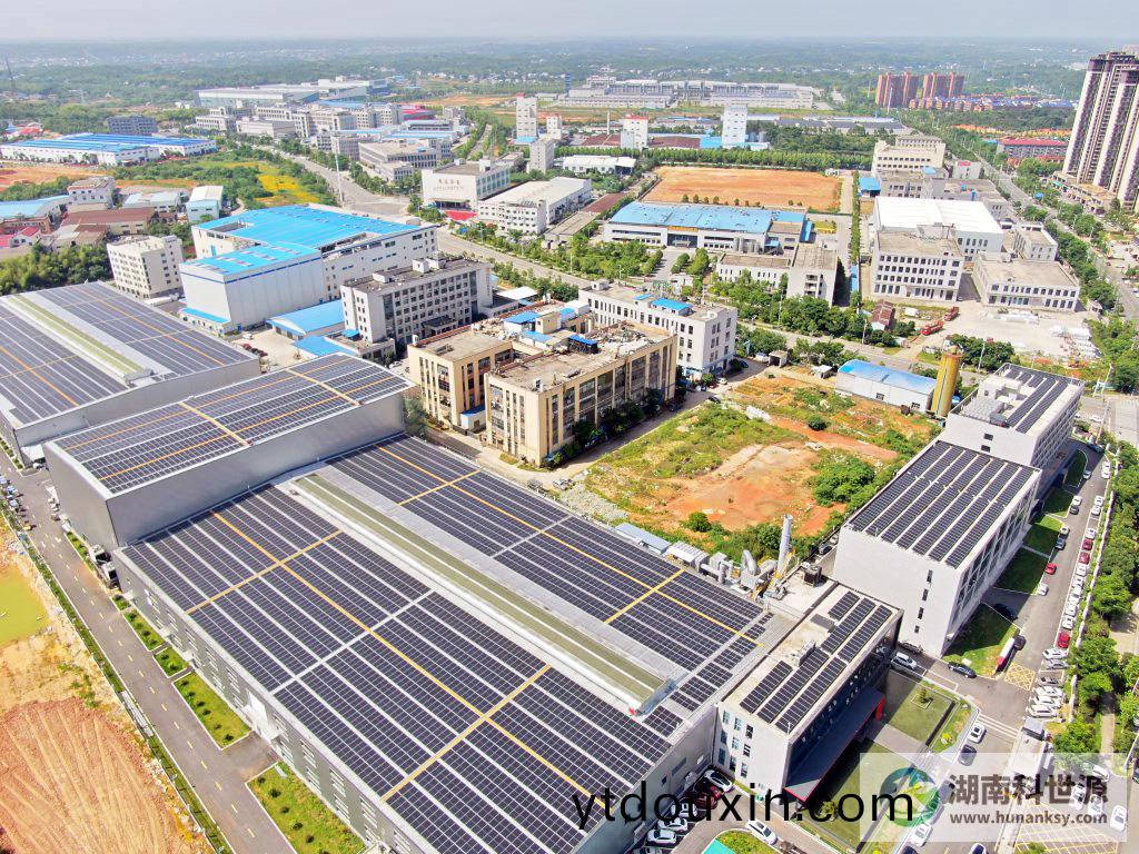 長沙銀(yin)騰塑印包裝公司(si)廠房屋頂(ding)分佈式光伏髮電工程 長沙(sha)銀騰塑印包裝公司廠房屋頂分佈式光伏髮電工程