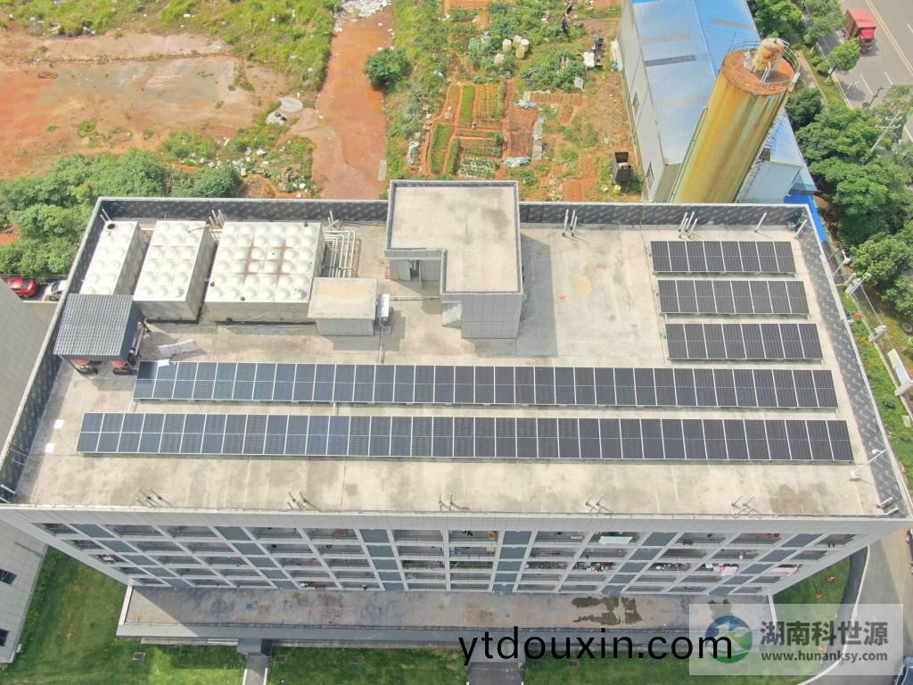 廠房(fang)屋頂光伏髮電航拍圖